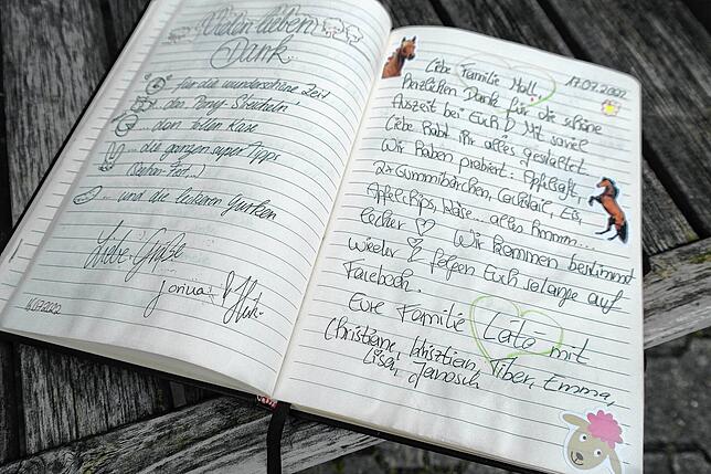 Übernachten in der Natur kommt an: Das Gästebuch der Familie Moll erzählt von vielen schönen Aufenthalten auf dem Obsthof im ...