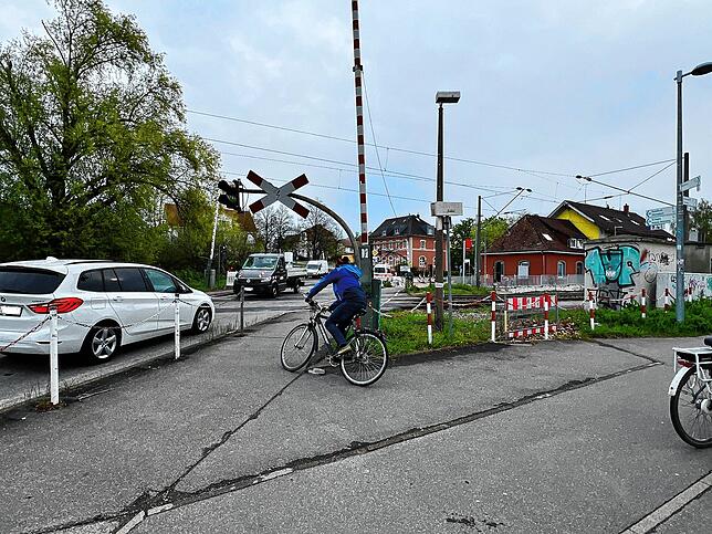 Radfahrer müssen in einem spitzen Winkel über die Bahngleise fahren. Diese Engstelle soll verbreitert werden.