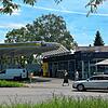 Faustschlag an der Kasse: In der Tankstelle an der Reichenaustraße wurde ein DHL-Fahrer von einem Unbekannten angegriffen.