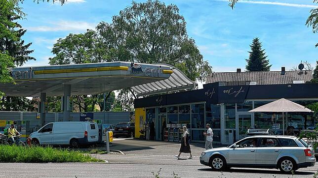 Faustschlag an der Kasse: In der Tankstelle an der Reichenaustraße wurde ein DHL-Fahrer von einem Unbekannten angegriffen.