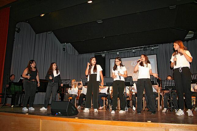 Rockig zeigten sich die 6 Frontsängerinnen vom Schulorchester der Realschule mit „Don‘t stop believin“ und „It‘s my life“, die vom ...