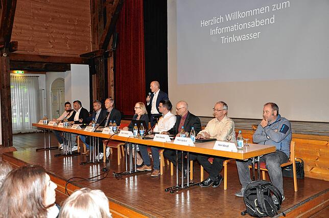 Hochkarätig war das Podium anlässlich der Infoveranstaltung zum neuen Wasserwerk Schabelwiesen besetzt.