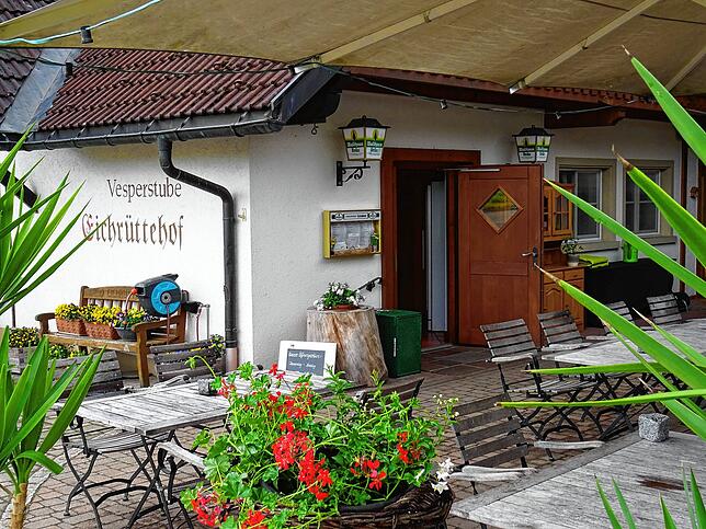 Im Eingangsbereich des Eichrüttehofes in Görwihl-Hartschwand befinden sich drei Verkaufsautomaten mit den Spezialitäten aus den Händen ...