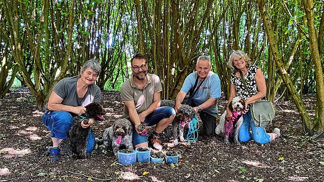 Jacqueline Egger mit Darwin, Christoph Nübel mit Jojo, Ruedi Holderegger mit Ferrero und Ute Wientges-Zeidler mit Nia (von links) bilden ...