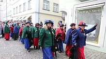 In ihrer Bürgerinnentracht begleiten die Alt-Markdorferinnen Hänseler und Kaujohle bei närrischen Umzügen. Bild: Privat
