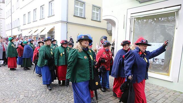 In ihrer Bürgerinnentracht begleiten die Alt-Markdorferinnen Hänseler und Kaujohle bei närrischen Umzügen. Bild: Privat