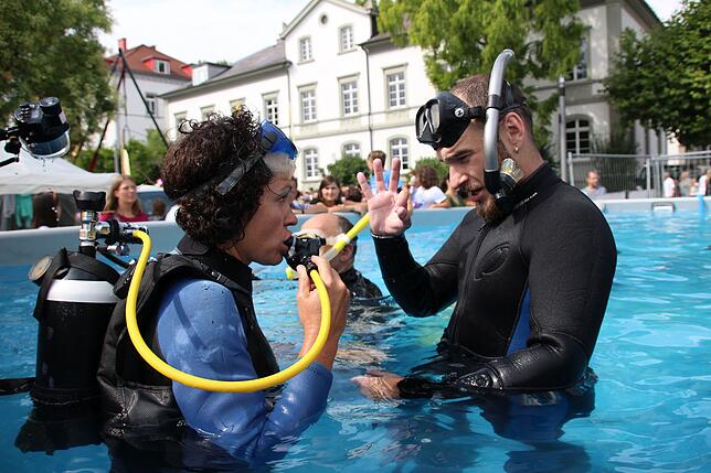 Alles klar zum Abtauchen: Nicole Wachter ließ sich beim Promenadenfest im Becken der Tauchgruppe Überlingen von Dominik Hoffmann die ...