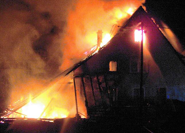 Ein Wohnhaus in der Blaumeerstraße brennt vor zehn Jahren ab, hier ein Archivbild.
