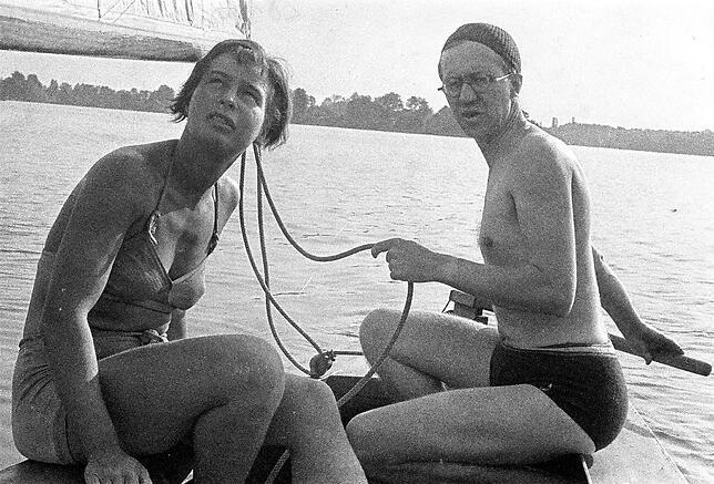 Herbert Engelsing beim Segeln mit Libertas Schulze-Boysen: Als Mitglied der sogenannten „Roten Kapelle“ wurde sie 1942 ...