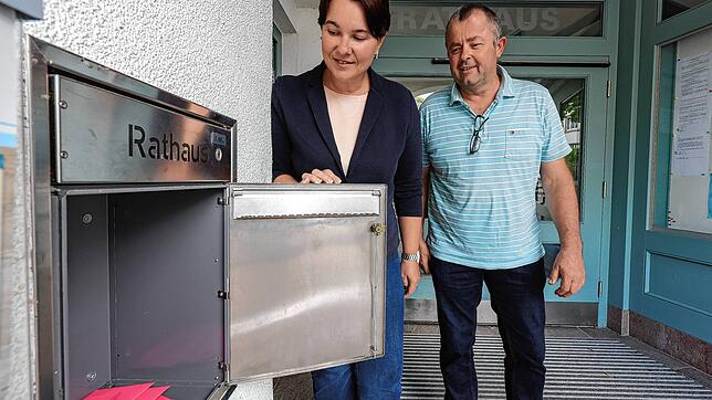 Wenn es rot im Rathausbriefkasten in Öhningen leuchtet: Hauptamtsleiterin Vera Leibing und der Vorsitzende des Gemeindewahlausschusses ...