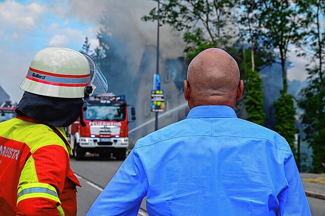 Bürgermeister Michael Rieger, hier mit Kreisbrandmeister Florian Vetter, eilte am Tag des Brandes auch an die Unglücksstelle um zu ...