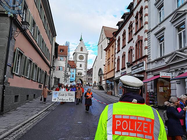 Die Polizei regelte den Zug, der hinterm Münster vorbei über die Promenade führte.