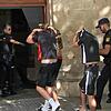 15.07.2023, Spanien, Palma de Mallorca: Polizisten führen die Verdächtigen zum Termin mit dem Haftrichter auf der Balearische Insel. ...