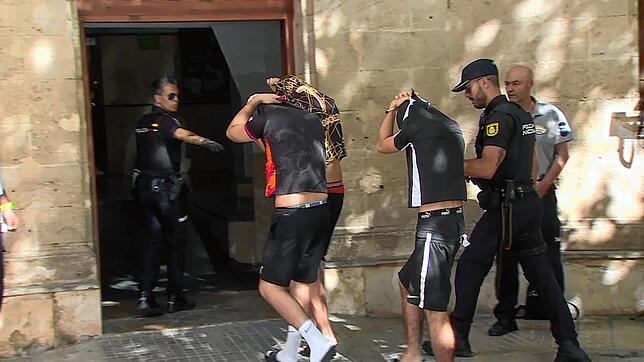 15.07.2023, Spanien, Palma de Mallorca: Polizisten führen die Verdächtigen zum Termin mit dem Haftrichter auf der Balearische Insel. ...
