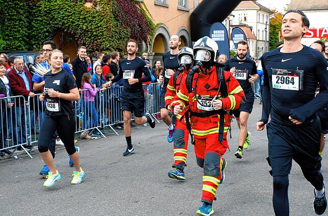 Beim Firmenlauf im Rahmen des Konstanzer Altstadtlaufs im Jahr 2019 rannte auch die Werkfeuerwehr der Firma Takeda unter Atemschutz mit.