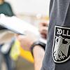 Ein Beamter des Zolls nimmt handschriftlich Informationen auf. Zu den Aufgaben seiner Behörde gehört auch die Überprüfung von Betrieben ...
