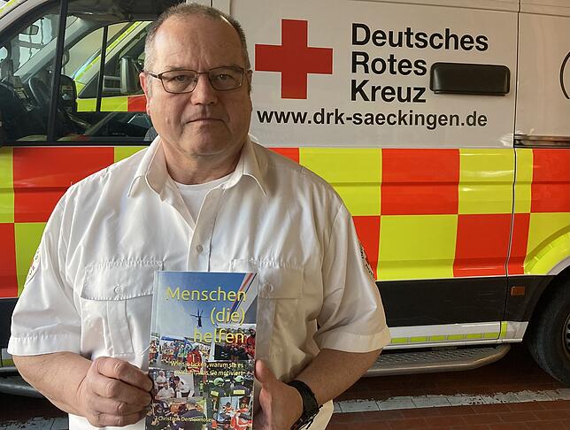 „Menschen (die) helfen“: Christoph Dennenmoser mit seinem neuen Buch, das er über seine Erfahrungen als leidenschaftlicher Helfer ...