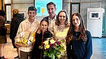 Nicht nur glücklich über seine Wiederwahl: Eriskirchs Bürgermeister Arman Aigner mit seiner Frau Susanne und den Kindern Valentin, Nele ...