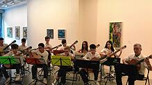 Das Gitarrenensemble Gitarrissimo der Jugendmusikschule Singen unter der Leitung von Werner Klinghoff spielt Musik zu Bildern. Foto: ...