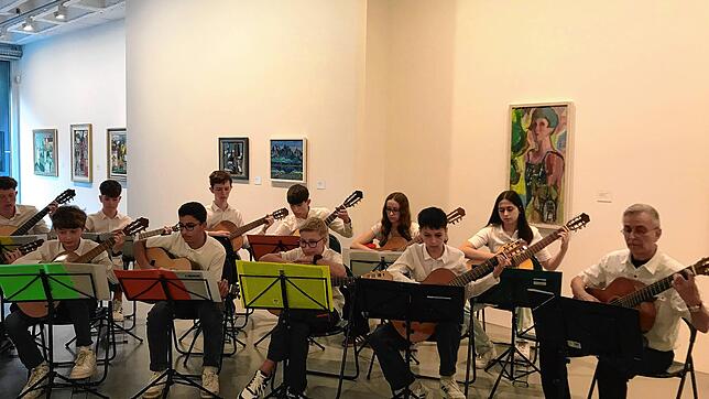 Das Gitarrenensemble Gitarrissimo der Jugendmusikschule Singen unter der Leitung von Werner Klinghoff spielt Musik zu Bildern. Foto: ...