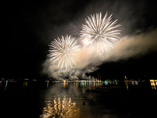 Bild 8: Das Seenachtfest-Feuerwerk vom Logenplatz am Yachthafen: Der Konstanzer Teil in Bildern