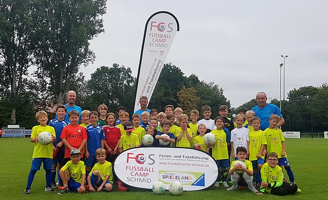 Trainer Daniel Schmid, Timo Nassal und Ewald Schmid mit den Jungen und Mädchen des dreitätigen Fußballcamps, das zum 15. Mal vom SC ...