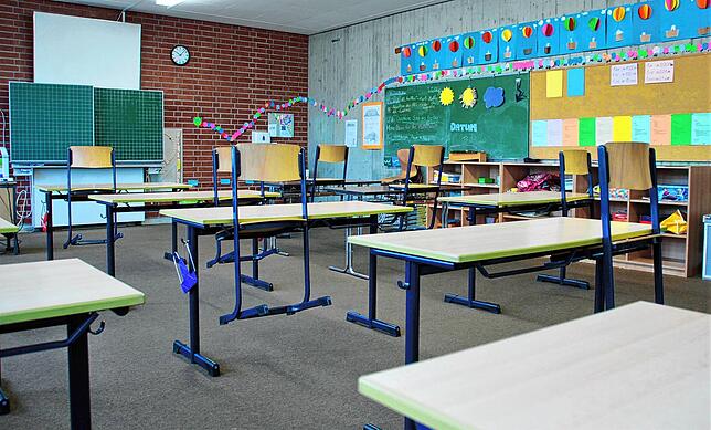 Ein Kind pro Tisch, in den Reihen stehen die Stühle jeweils versetzt, so findet der Unterricht der Viertklässler in der Grundschule ...