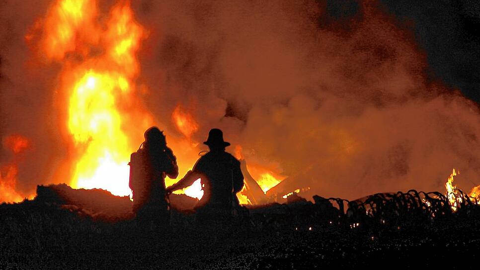 Dieses Bild ging damals um die Welt. Es entstand in der Nacht vom 1. auf den 2. Juli 2002, als brennende Wrackteile vom Himmel fielen ...