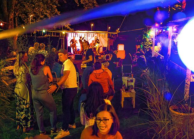 Beim Eigentonfestival in der Tanke HausamSee wurden die Besucher mit Musik (im Bildhintergrund die Band Rezzo‘s Komplott) unterhalten.