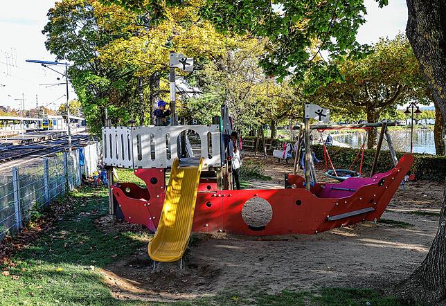 Auch der Spielplatz soll eine Frischekur erhalten, um den Platz beim künftigen Eiscafé attraktiver zu gestalten.