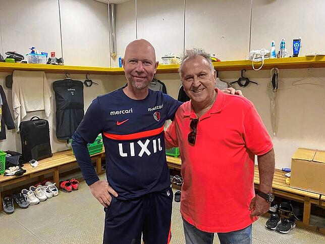 Ein prominenter Bekannter: Manuel Klökler (links) und der brasilianische Ex-Nationalspieler Zico.