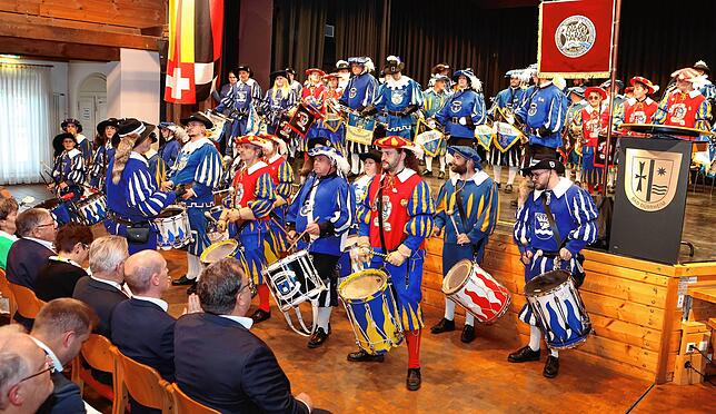 Musikalische Überraschung zu Beginn des Abends: Musiker der Fanfarenzüge aus Bad Dürrheim, Schwenningen, Wehingen, Hirrlingen und ...