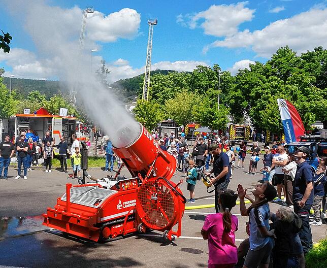 Das Löschunterstützungsfahrzeug des Landkreises Waldshut erregt beim Tag der offenen Tür Aufmerksamkeit.