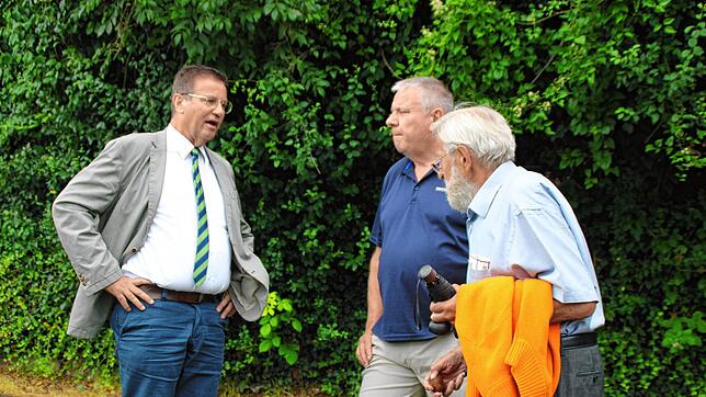 Fachgespräch in den Hertener Reben: Minister Peter Hauk (von links), Jürgen Reiske und Alfred Winkler. Foto: Rolf Reißmann