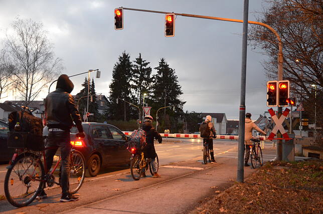 Geduld ist am Bahnübergang gefragt, wenn die Schranken schließen und der Zug aus Richtung Friedrichshafen erwartet wird.