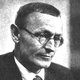 Ungefähr 50 Jahre alt ist der deutsche Schriftsteller Hermann Hesse auf diesem Foto.