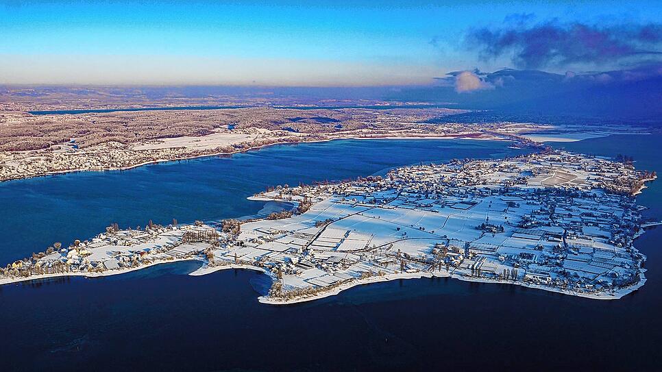 Die Reichenau präsentiert sich völlig in weiß: Luftaufnahmen wie diese veranschaulichen den flächendeckenden Schnee, der mitten im ...