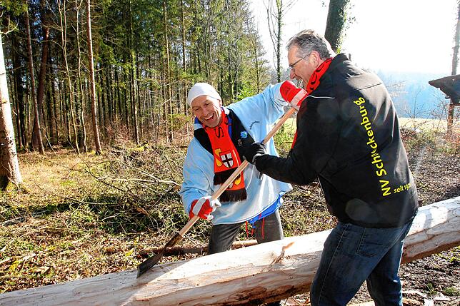 Echte Handarbeit: Schneckenburg-Präsident Jürgen Stöß (links) und Vize Rolf Reisacher anno 2020 beim Räpple (Schälen) ihres 28 Meter ...