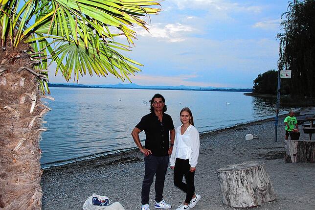 Maren Kraus mit ihrem Kollegen am Strand der Sandseele.