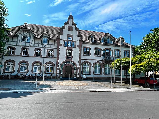 Gut erreichbar mit öffentlichen Verkehrsmitteln ist das Gottmadinger Rathaus direkt gegenüber dem Bahnhof.