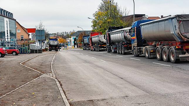 Ein Lastwagen nach dem anderen bringt am 24. Oktober frischen Asphalt zur Baustelle in der Friedrich-Ebert-Straße.