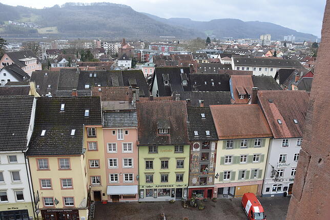 Ein Blick aus dem Nordturm des St. Fridolinsmünsters in Bad Säckingen über die Dächer der Stadt.