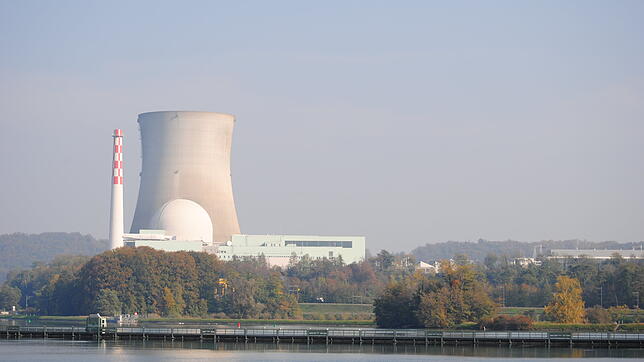 Während der Revision steigt kein Dampf aus dem Kühlturm.