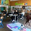 So sieht Schule in Corona-Zeiten aus: Viel Platz ist zwischen den Schulbänken im Klassenzimmer der Realschule Ailingen, wenn Mathias ...