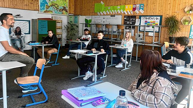 So sieht Schule in Corona-Zeiten aus: Viel Platz ist zwischen den Schulbänken im Klassenzimmer der Realschule Ailingen, wenn Mathias ...