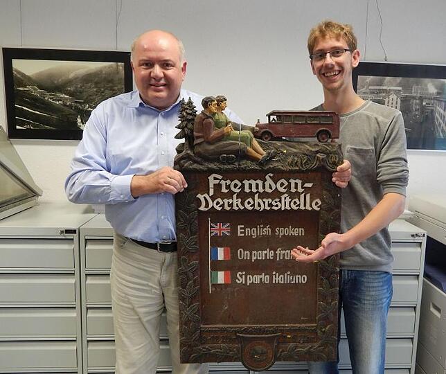 Im Stadtarchiv bleibt zumindest eine der Holztafeln. Stadtarchivar Carsten Kohlmann und Stadtarchiv-Bufdi Andreas Herr.