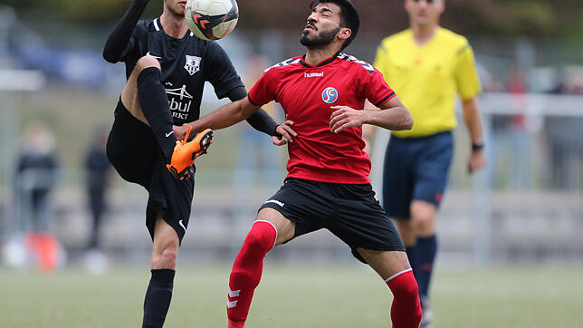 Da war die Welt noch in Ordnung: Szenen aus der ersten Hälfte der Bezirksliga-Partie zwischen dem SC Konstanz-Wollmatingen (rechts ...