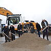 Aufakt für eine weitere Großbaustelle im Singener Zentrum: Am Spatenstich für einen Neubau der Firma Breyer beteiligen sich (von links) ...
