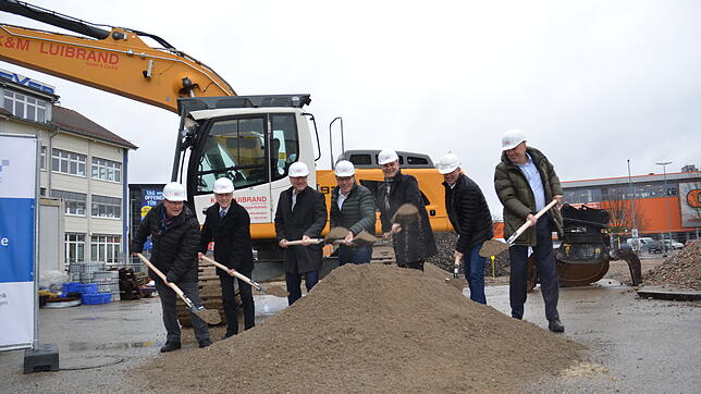 Aufakt für eine weitere Großbaustelle im Singener Zentrum: Am Spatenstich für einen Neubau der Firma Breyer beteiligen sich (von links) ...