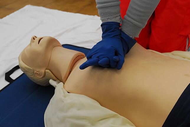 Beginn der Reanimation per Druckmassage auf dem Brustkorb